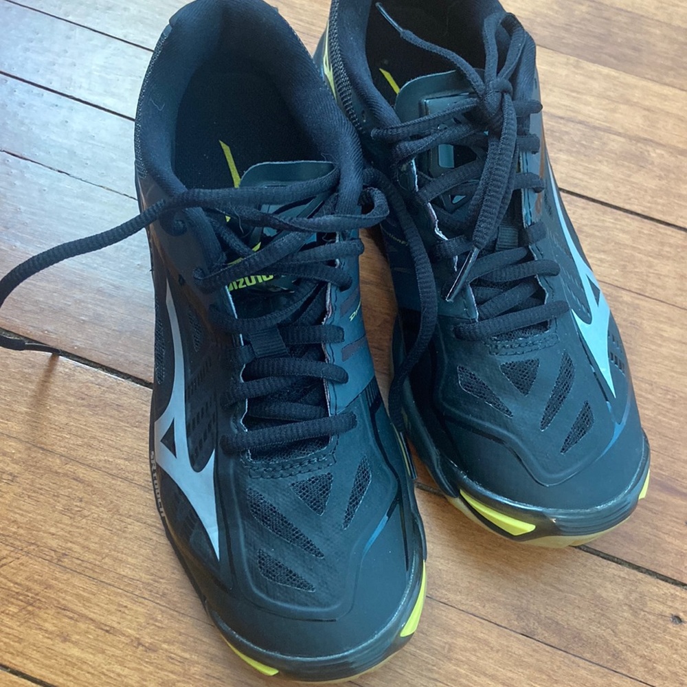 Mizuno Wave Lightning women’s size six. Volleyball shoes. Great condition!